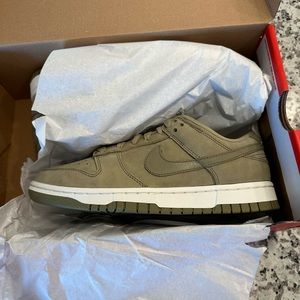 Women green dunks 7.5 nike